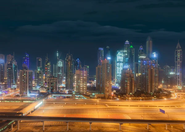 Iluminado Dubai Marina skyline en la noche nublada —  Fotos de Stock