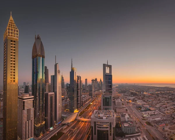 Dubai skyline del centro en el hermoso atardecer dorado —  Fotos de Stock