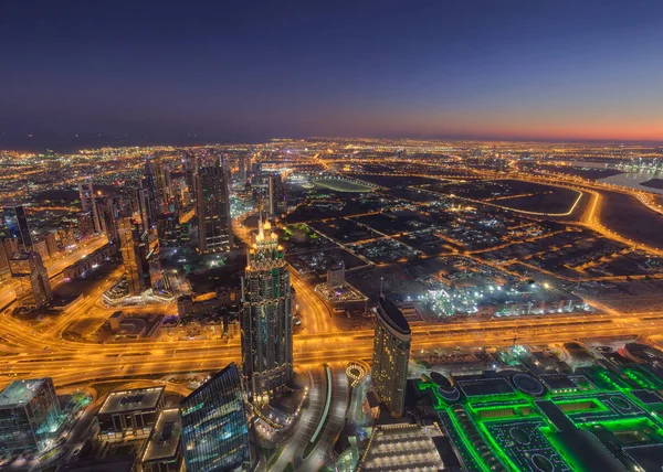 Panorama de Dubai paisaje urbano desde arriba al amanecer —  Fotos de Stock