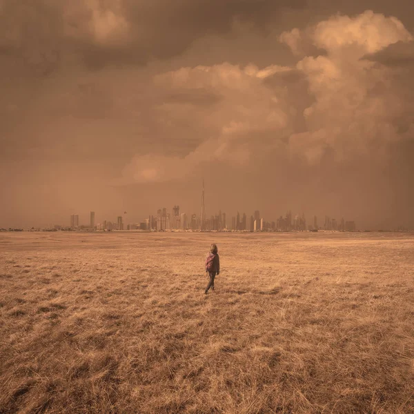 Одинокая девушка в широте, как одиночество и свобода концепции — стоковое фото
