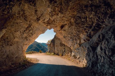 Karadağ uzak kısmında eski tünelinden sürüş