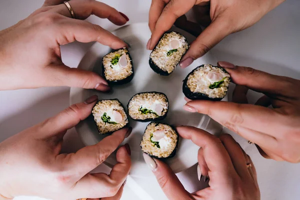 Sushi Auf Einem Teller Mit Der Hand — Stockfoto