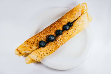 Beyaz arkaplanda reçelli krepler