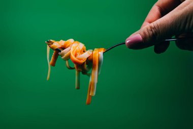 Yeşil arka planda makarna.