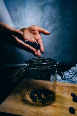 Bir fincan yaban mersinli kadın.