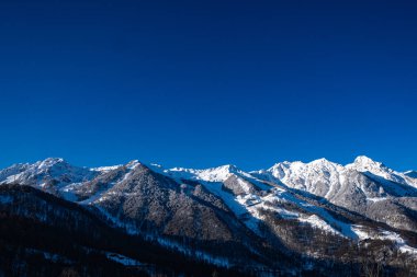 Mavi gökyüzü olan Kafkas dağları