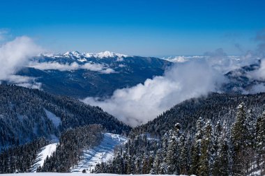 Mavi gökyüzü olan Kafkas dağları