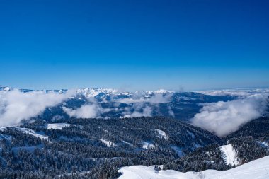 Mavi gökyüzü olan Kafkas dağları