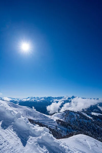 Kavkazské Hory Modrou Oblohou — Stock fotografie