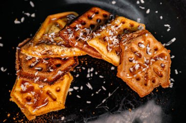 Viyana waffleları fındık ve kuru üzümlü