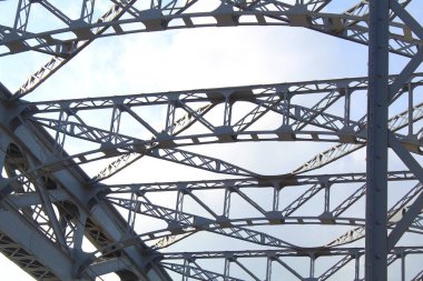 Eski bir çelik köprünün yapısal elementleri. Perçinlenmiş kemerler ve çiftlikler.