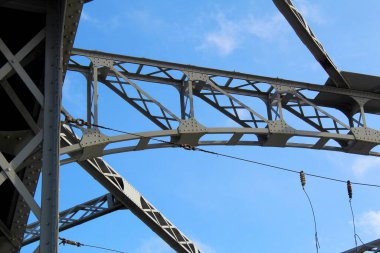 Eski bir çelik köprünün yapısal elementleri. Perçinlenmiş kemerler ve çiftlikler.