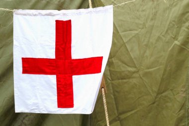 Çadır bezi üzerinde Kızıl Haç işareti. Mobil askeri hastane.