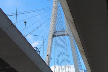 Kablo destekli köprünün bir parçası. Yolu tutan çelik direkler ve kablolar.