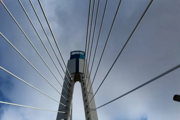 Kábeles Híd Egy Darabja Acéloszlopok Kábelek Amelyek Utat Tartják — Stock Fotó