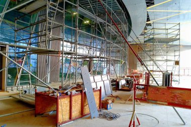 İnşaat halindeki bir ofis binasının cephesinde iskele..