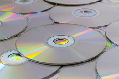 Masadaki yığının içinde duran CD 'lerin arkaplanı.