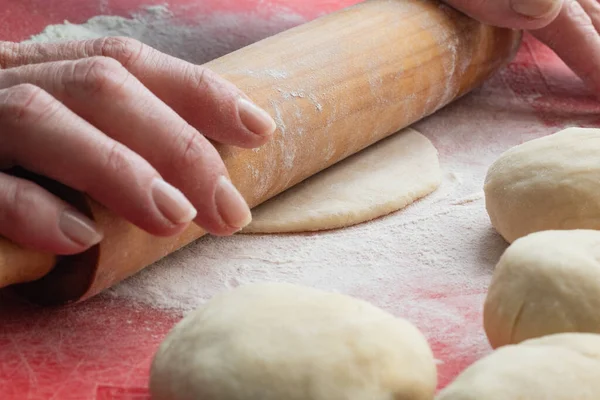 Proces Toczenia Ciasta Drewnianym Wałkiem Gotowanie Chleba Domu — Zdjęcie stockowe