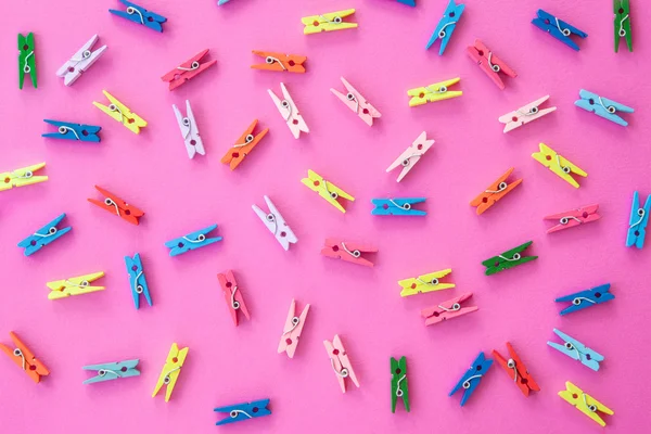Kleurrijke wasknijpers op roze — Stockfoto