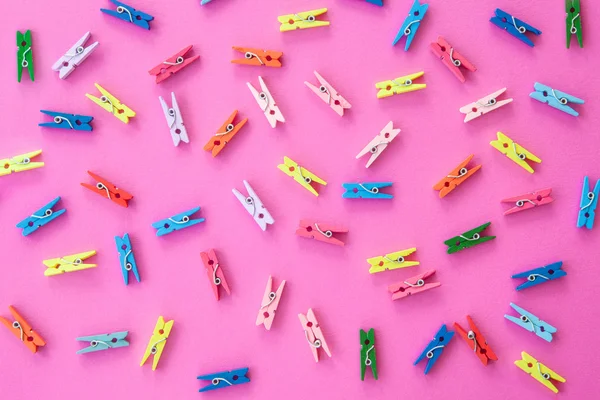 Pinos de roupas coloridas em rosa — Fotografia de Stock