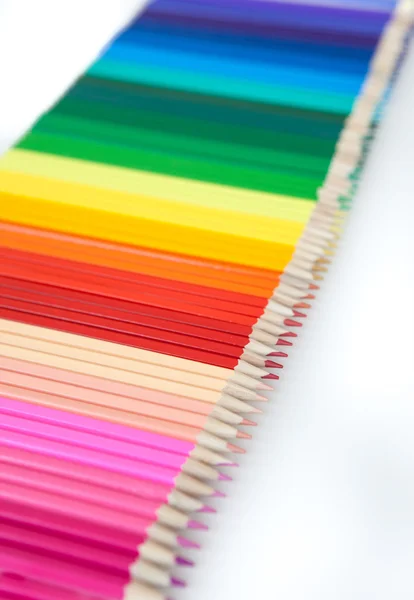 Χρωματιστά μολύβια σε λευκό — Φωτογραφία Αρχείου