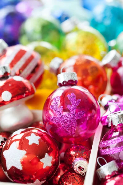 Coloridos adornos de Navidad — Foto de Stock