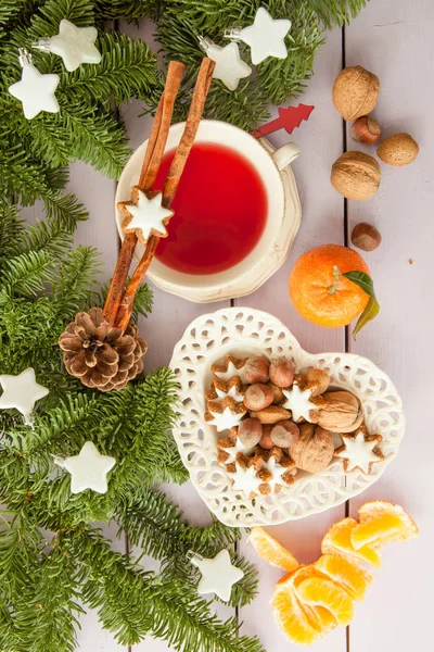 Чашка чая с рождественским печеньем — стоковое фото