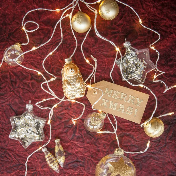 Золотые и белые рождественские украшения — стоковое фото