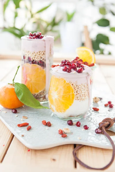 Cereals with yoghurt and fresh fruits — Stock Photo, Image