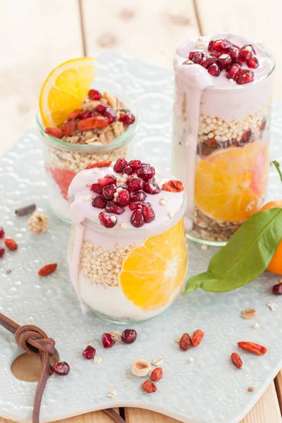 Cereals with yoghurt and fresh fruits — Stock Photo, Image