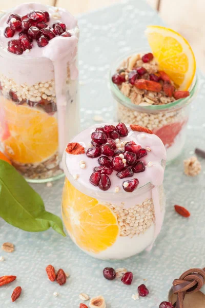 Cereals with yoghurt and fresh fruits — Stock Photo, Image