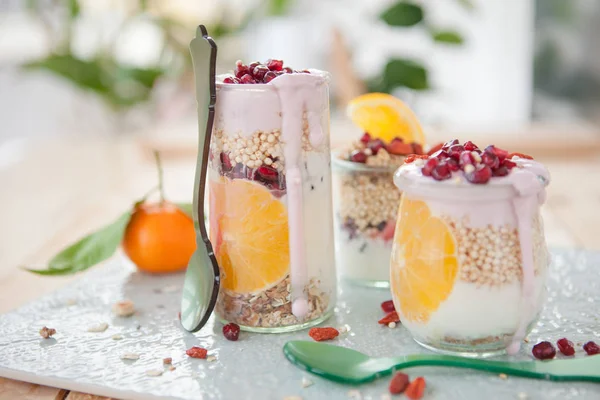 Cereals with yoghurt and fresh fruits — Stock Photo, Image