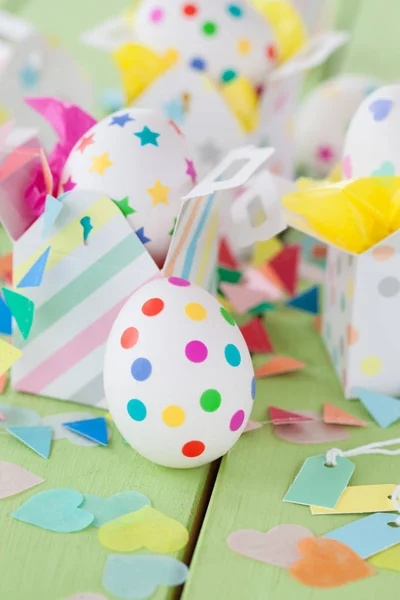 Velikonoční vejce s barevné samolepky — Stock fotografie