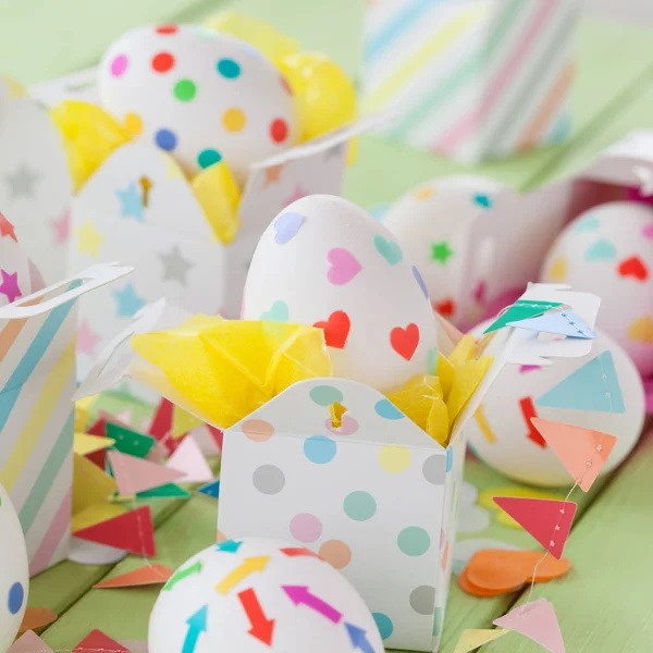 Huevos de Pascua con pegatinas de colores — Foto de Stock