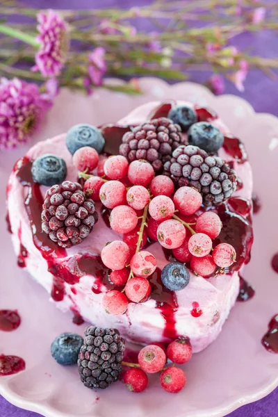 Ice cream in a heart-shape — Stock Photo, Image