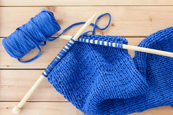 Lavorare a maglia con aghi grandi — Foto Stock