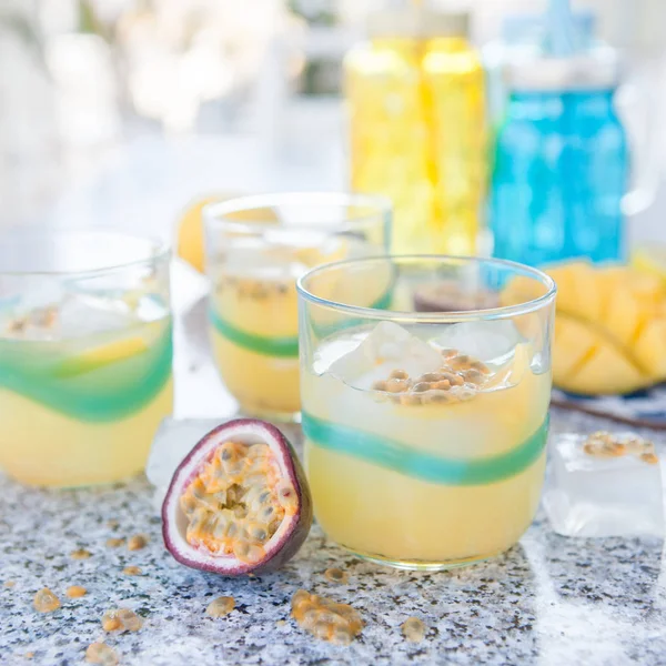 Cocktail colorido com frutas exóticas — Fotografia de Stock