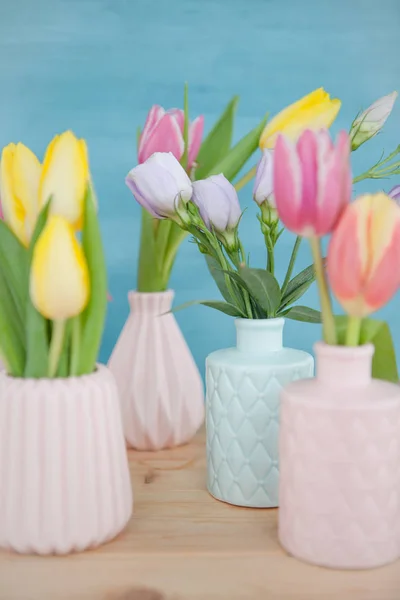 Bahar çiçekleri küçük vazolar içinde — Stok fotoğraf