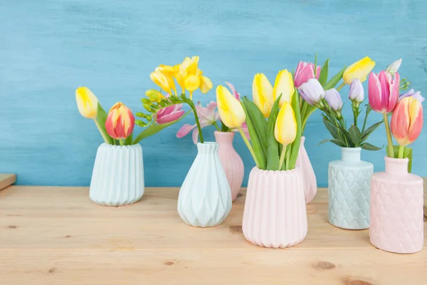 Bahar çiçekleri küçük vazolar içinde — Stok fotoğraf