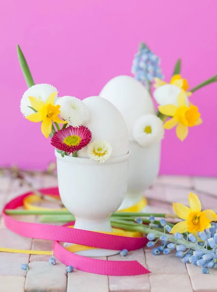 Eieren met lentebloemen — Stockfoto