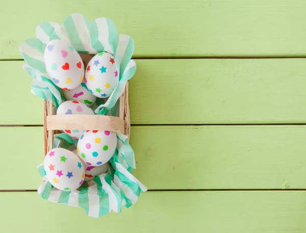 Petit panier avec des œufs de Pâques — Photo