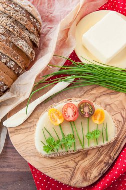 Peynirli ve domatesli ekmek