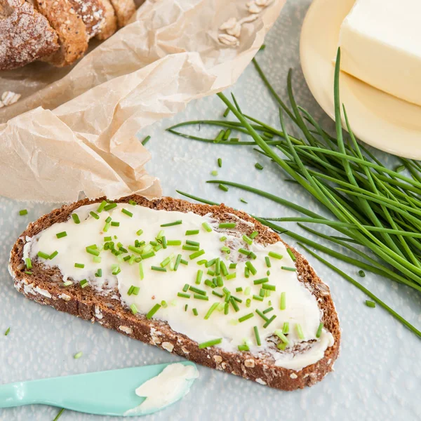 Pão com manteiga e cebolinha — Fotografia de Stock
