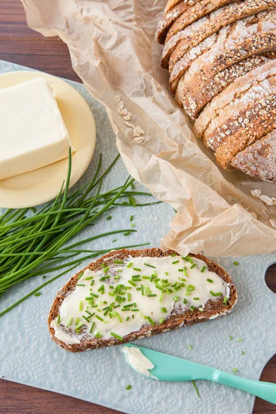 Pan con mantequilla y cebollino — Foto de Stock