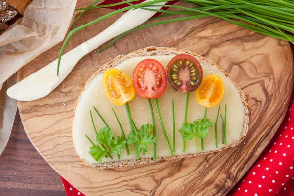 Pão com queijo e tomate — Fotografia de Stock