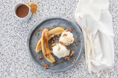 Vanilyalı dondurma ile kızarmış muz