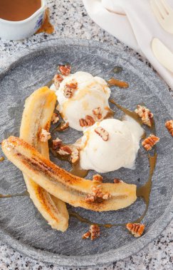 Vanilyalı dondurma ile kızarmış muz