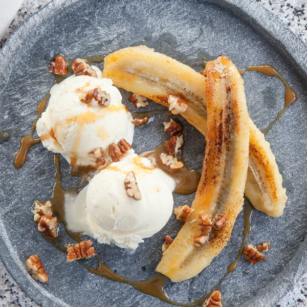 Vanilyalı dondurma ile kızarmış muz