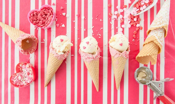 Helado de vainilla con espolvoreos — Foto de Stock