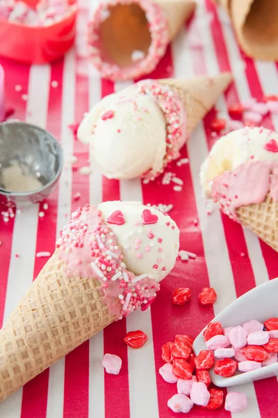 Vanilková zmrzlina s postřikovačů — Stock fotografie